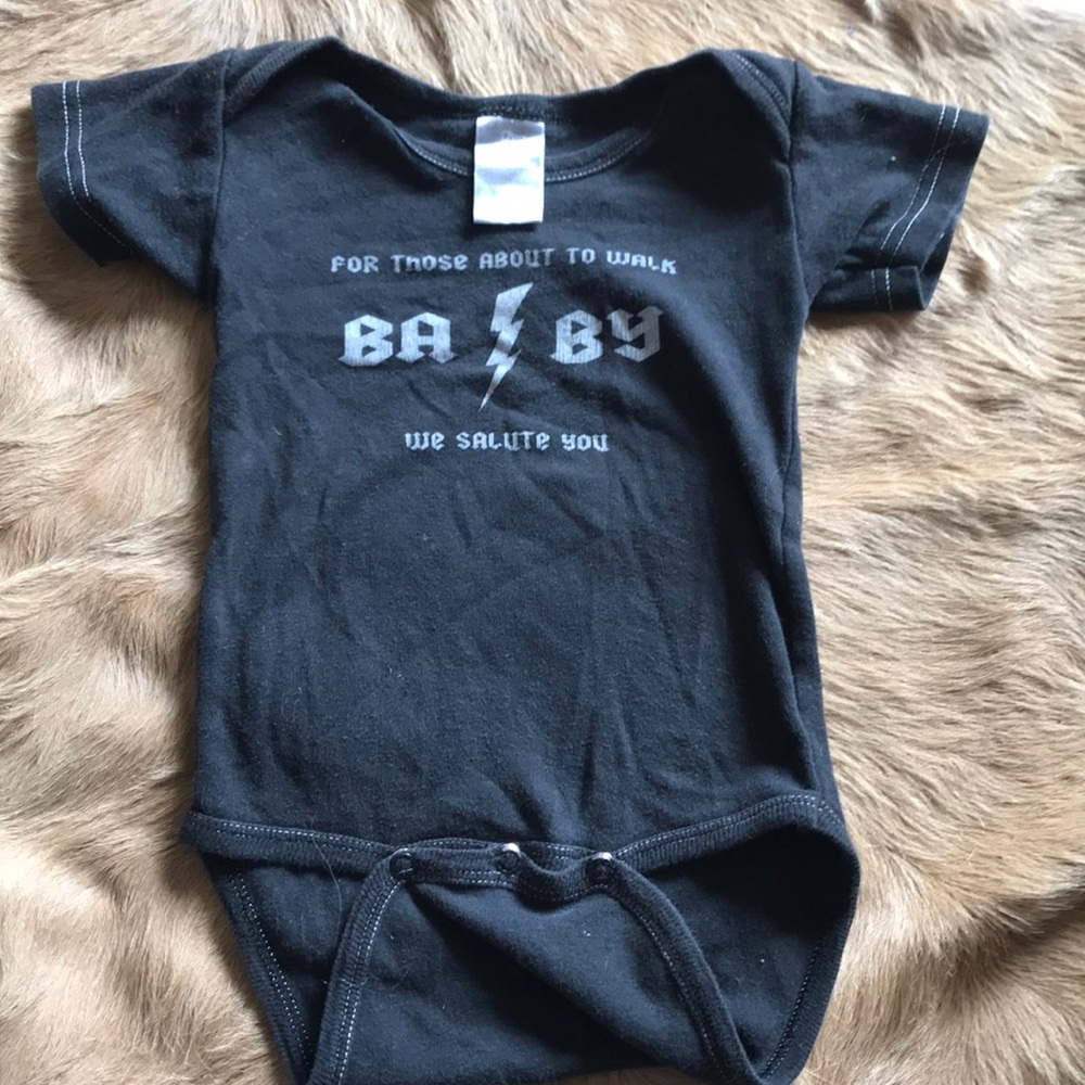 Adorable baby T-shirt. Size 6-12 months.